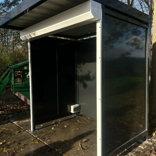 Aflsuitbare overkapping voor automaten en statiegeldmachines 15 Complete omkasting voor statiegeldmachines. Inclusief rolluik, elektrische aansluiting, keuze in wandmaterialen en optioneel LED-verlichting of Sedum-dak.